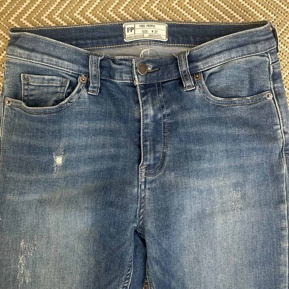 Free People EUC! Sz 27 Cropped Raw Hem/ Frayed ankle Deconstructed Denim Jeans - Picture 3 of 8